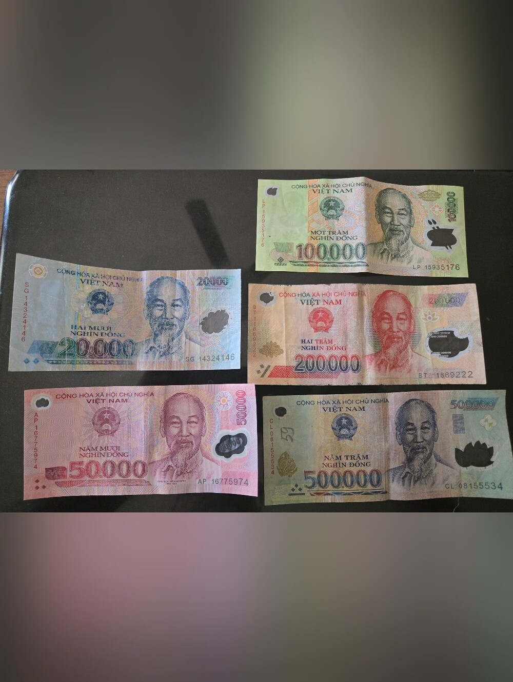 (5) Vietnamese Dong Banknotes  Circulated